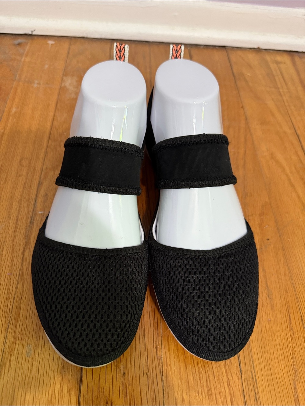 Nike Women’s Solarsoft Aqua Slipper Slip On Flat Mary Jane Black White Size 6